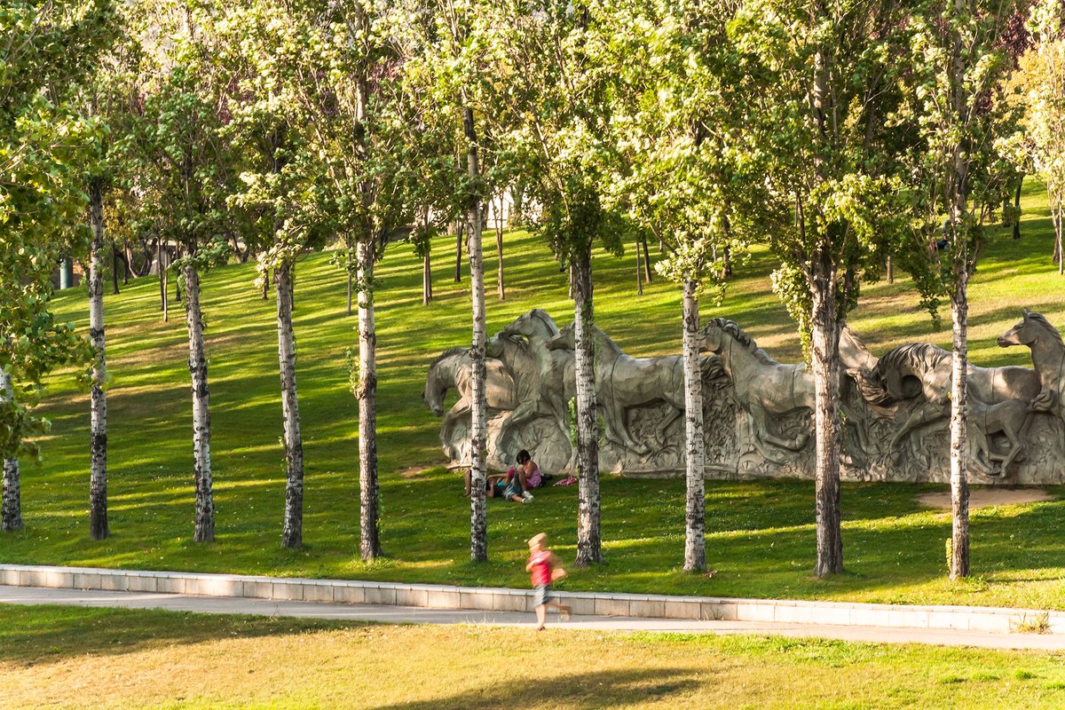Free Family Games in a Lakeside Amphitheater photo 1