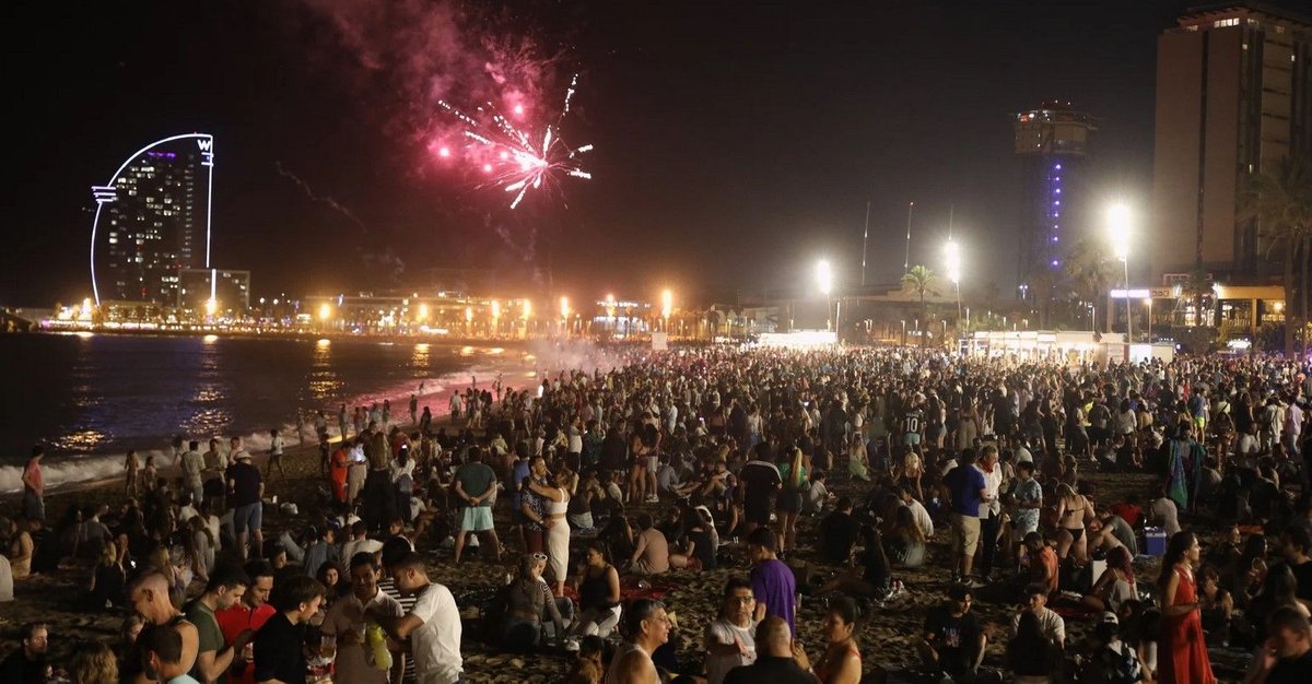 Sant Joan: Spectacular fireworks light up the city photo 2