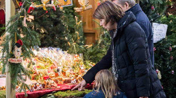 300 Stalls of Nativity Figures and Christmas Crafts