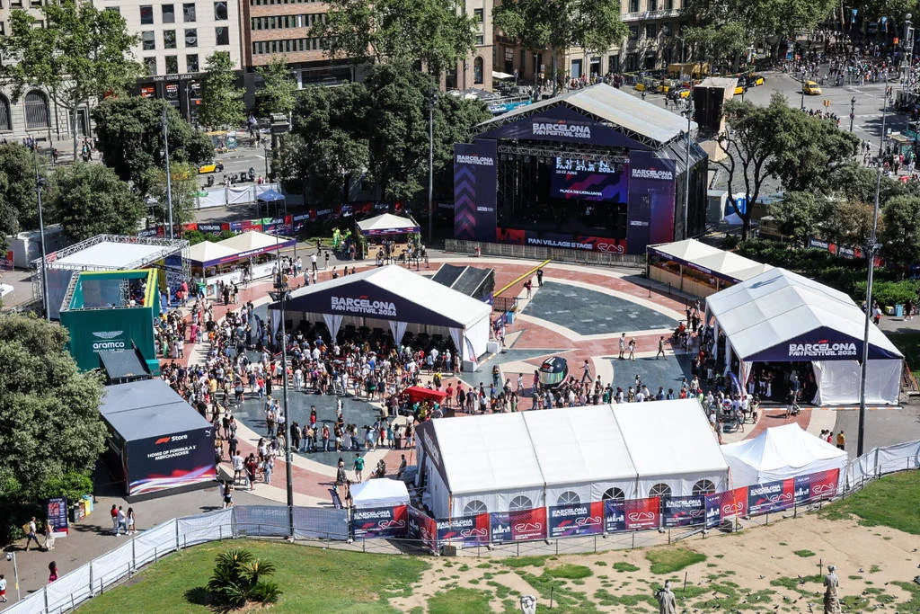 Race an F1 Simulator in Plaça Catalunya photo 1