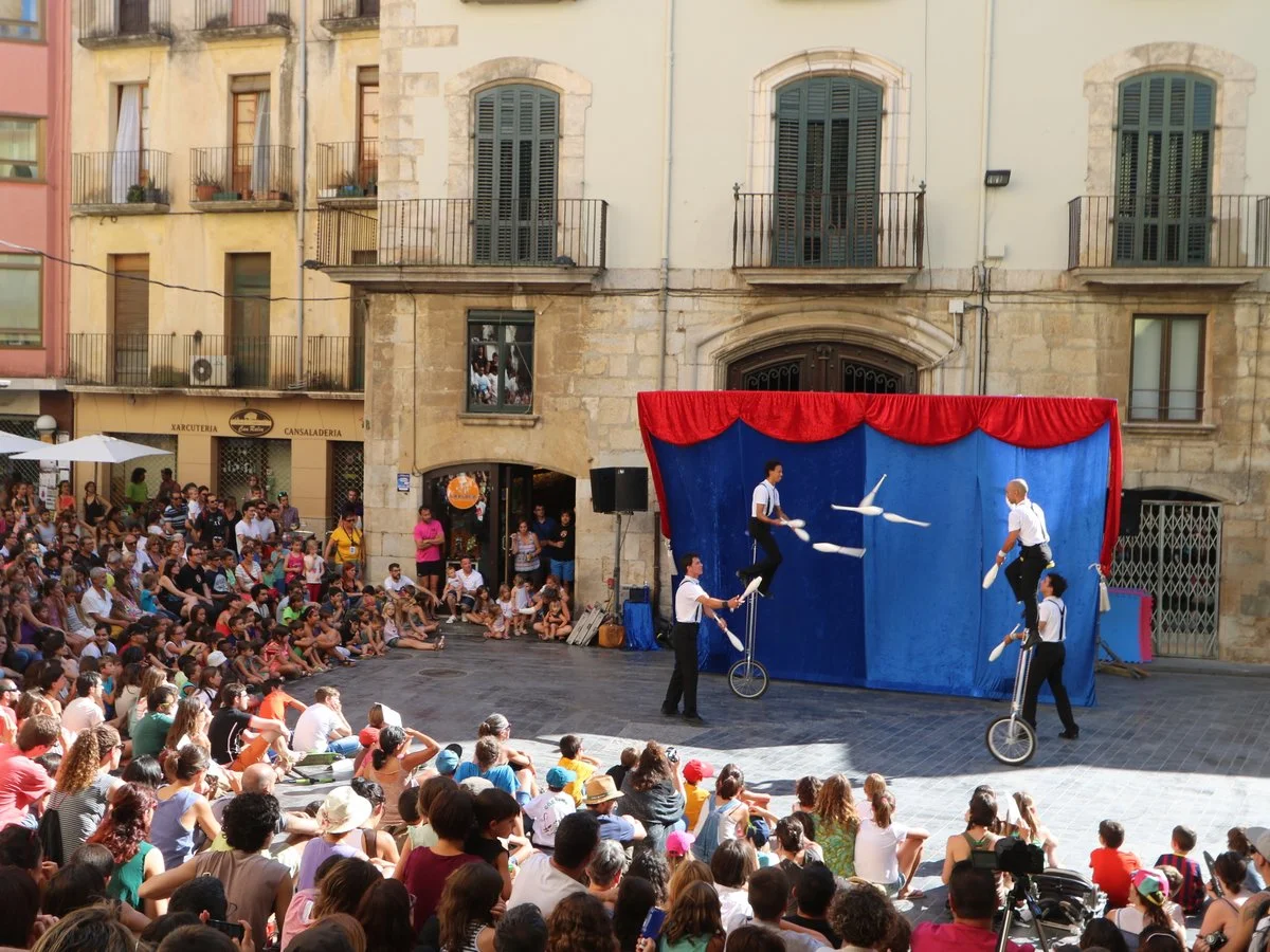 45 Free Circus Shows Across La Bisbal's Streets photo 4