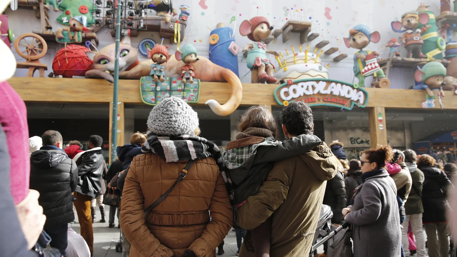 Cortylandia: The Singing Christmas Facade on Calle Preciados photo 4