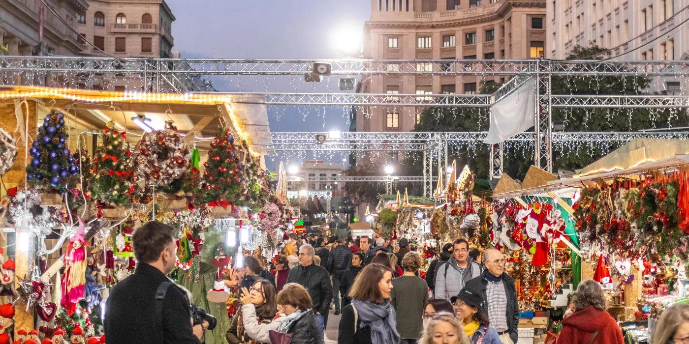 300 Stalls of Nativity Figures and Christmas Crafts photo 3
