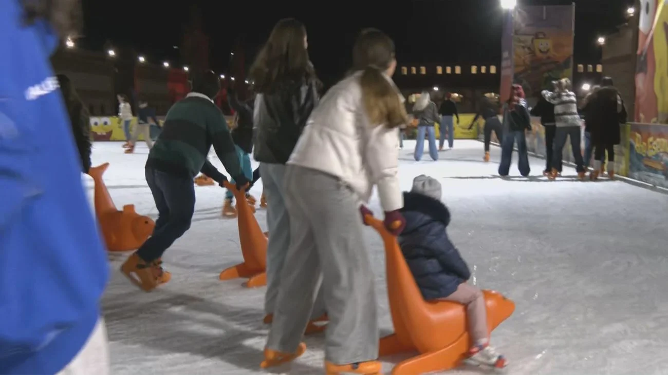 Matadero Ice Rink: Christmas Skating in Plaza de Matadero photo 4