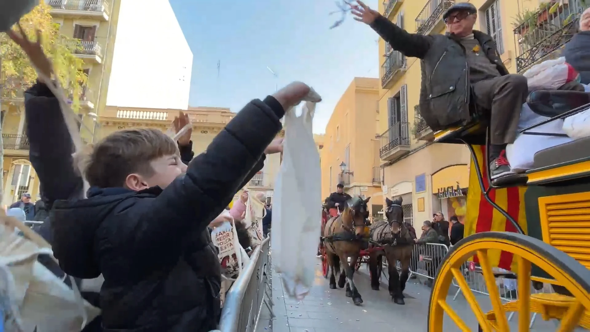 Sant Medir: Kilos of Sweets from Decorated Horses and Floats photo 4
