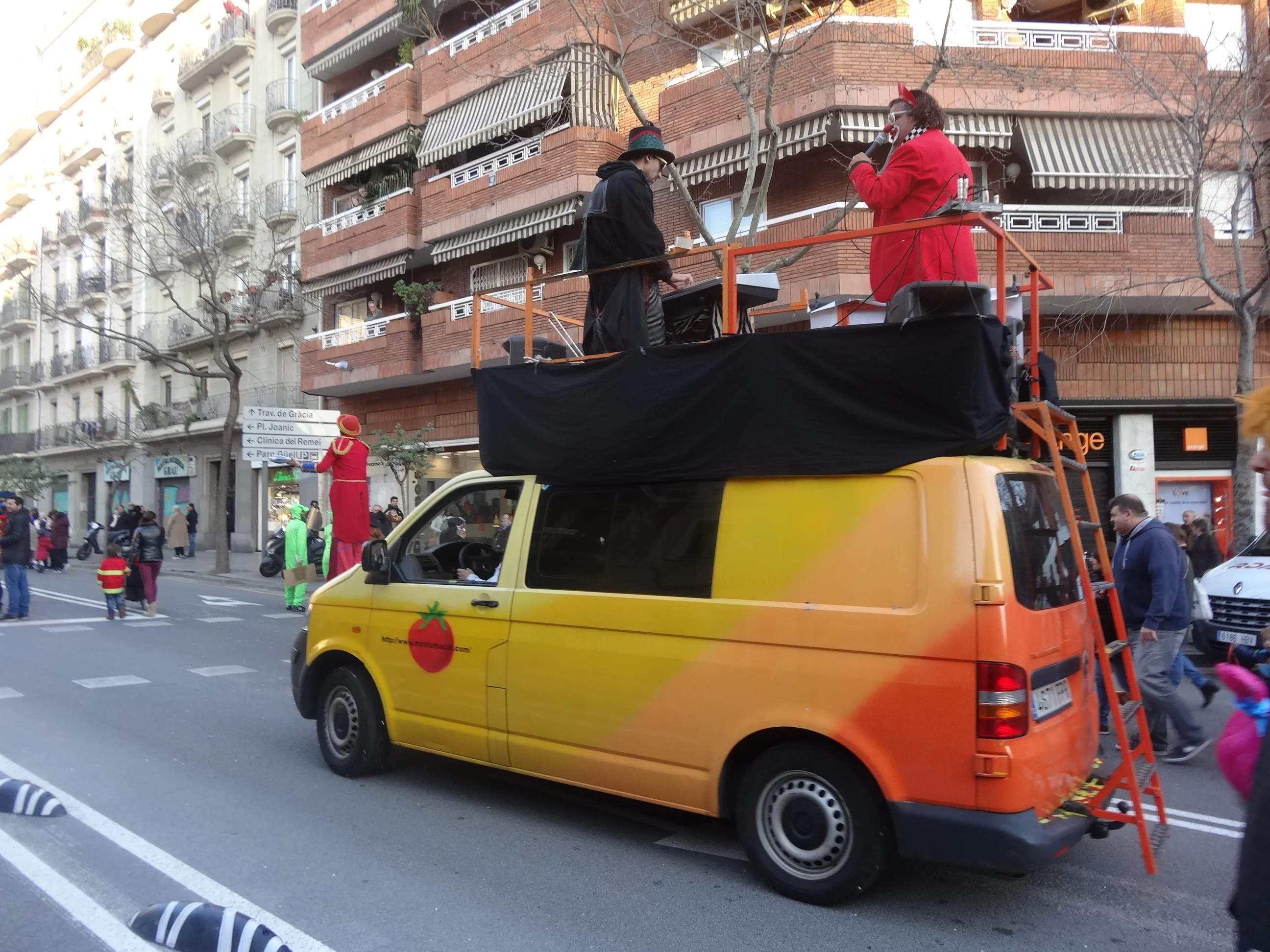 Parade Floats and Costume Days Across Barcelona photo 3