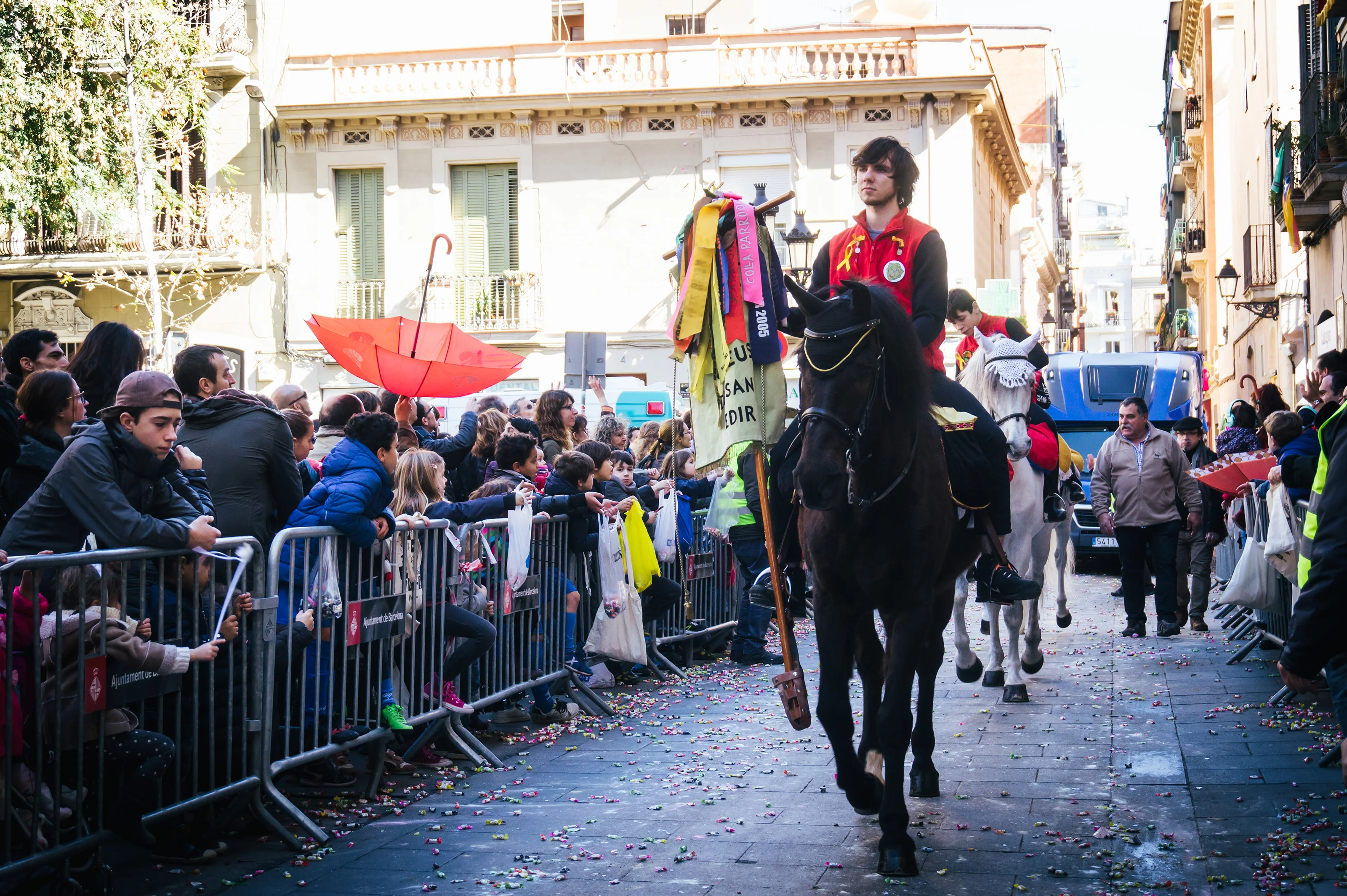 Sant Medir: Kilos of Sweets from Decorated Horses and Floats photo 3