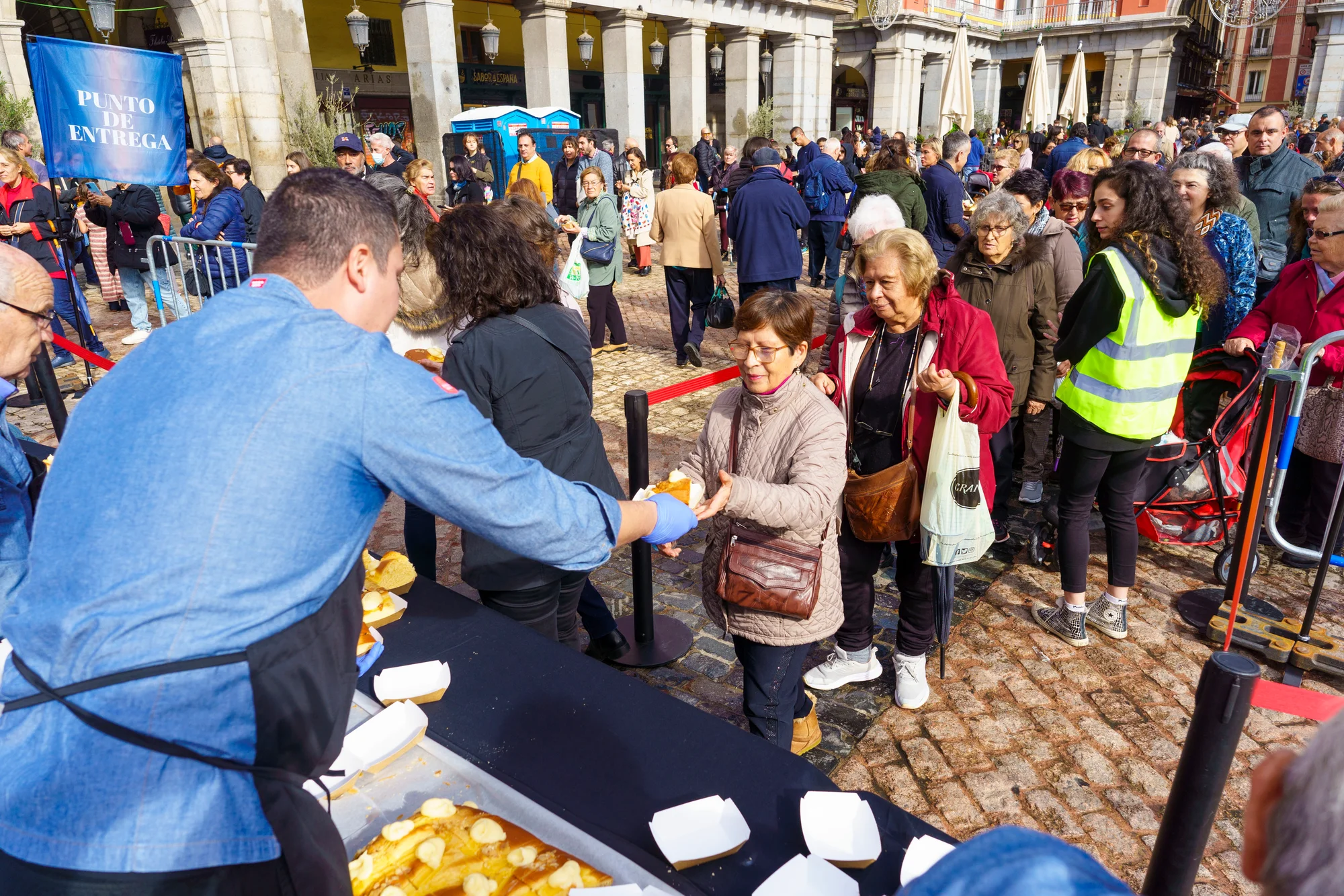 Almudena Festival: Patron Saint Procession and Pastry Crowns photo 5