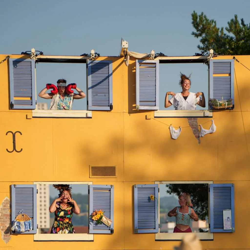 Four Feminist Acrobats Perform Free Circus in Montjuïc photo 4