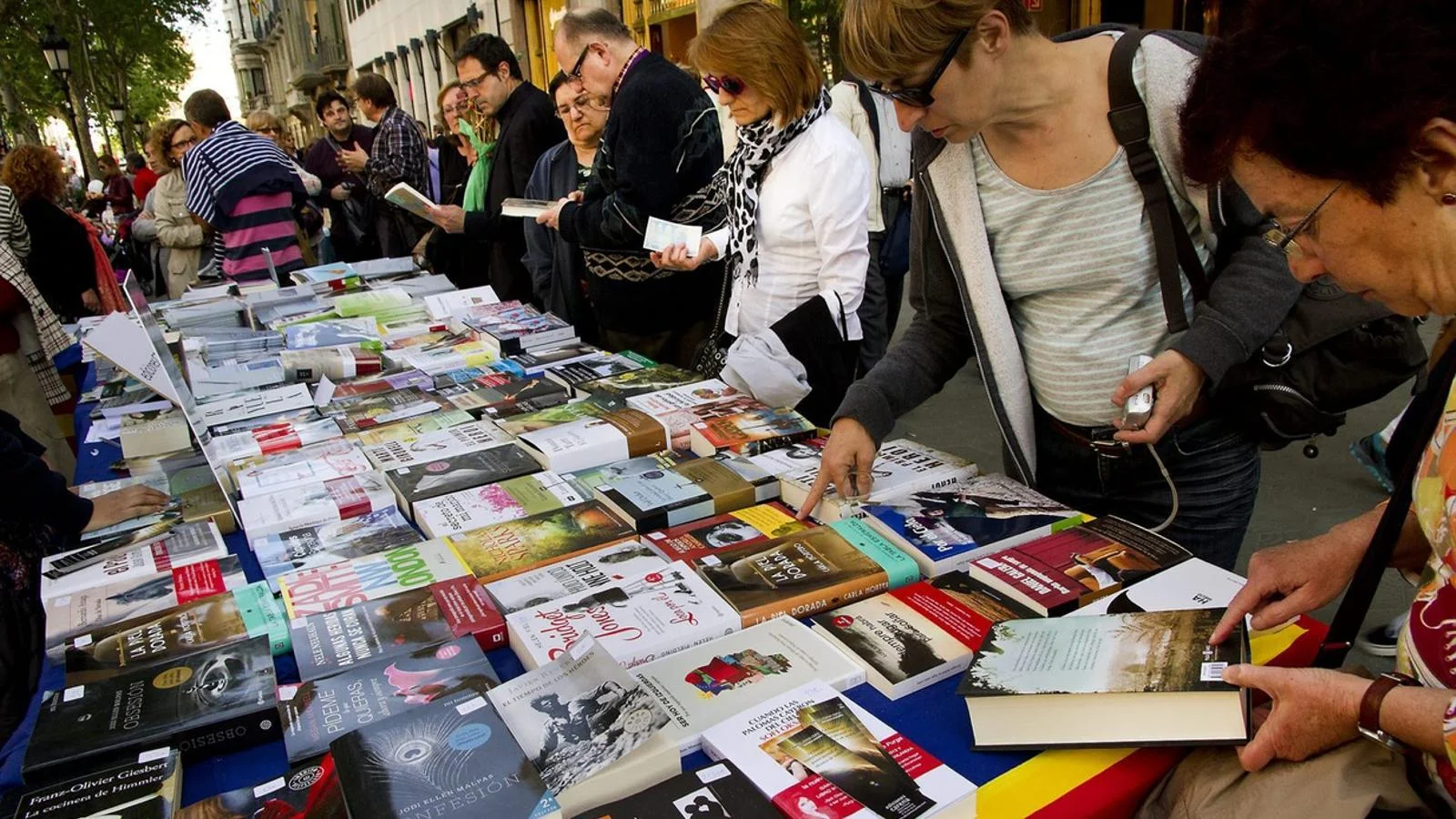 Sant Jordi: Meet Children's Book Authors on Las Ramblas photo 5