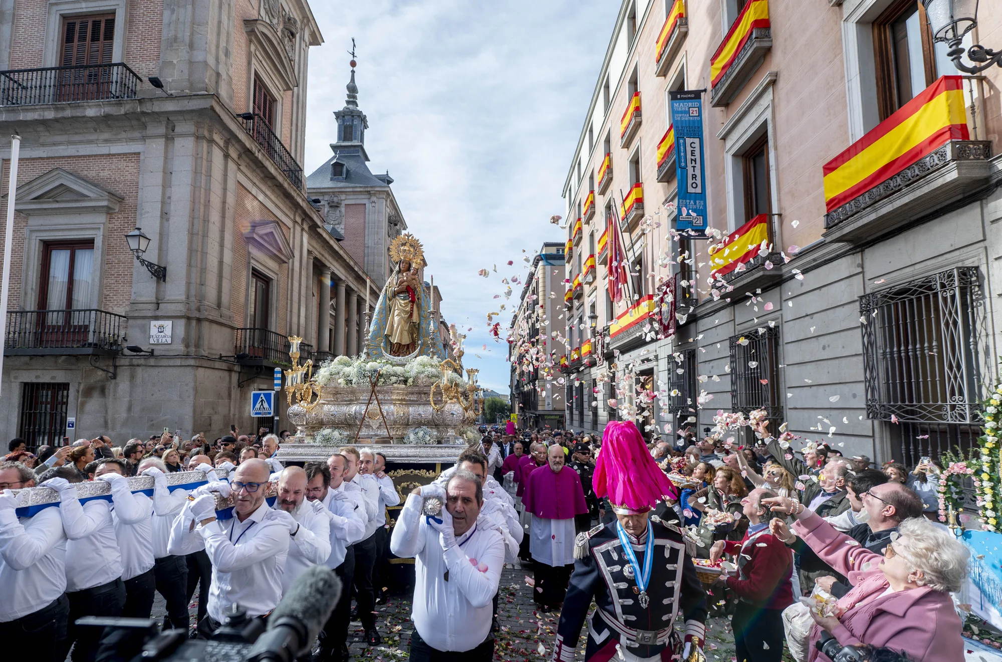 Almudena Festival: Patron Saint Procession and Pastry Crowns photo 2