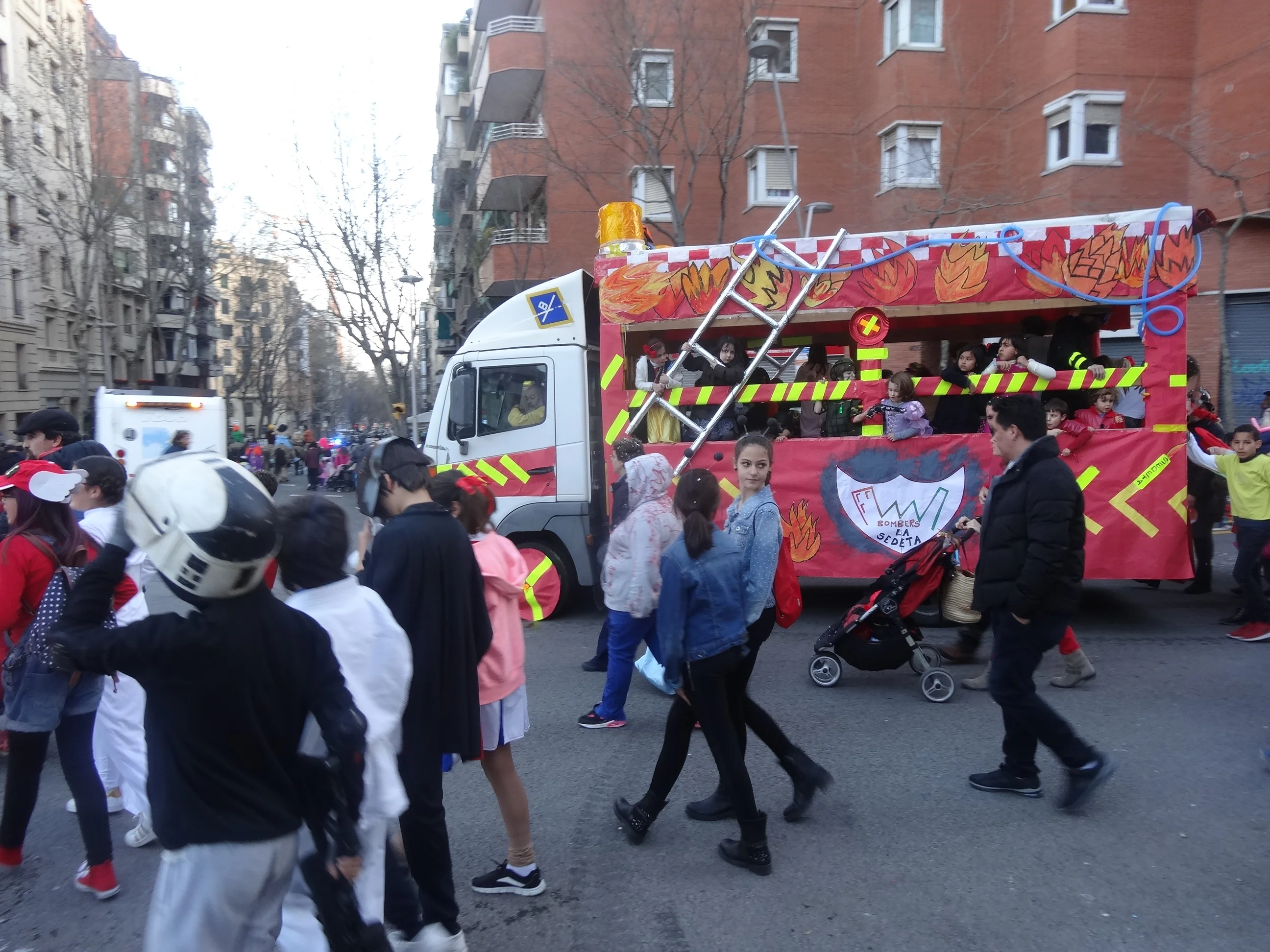 Parade Floats and Costume Days Across Barcelona photo 2