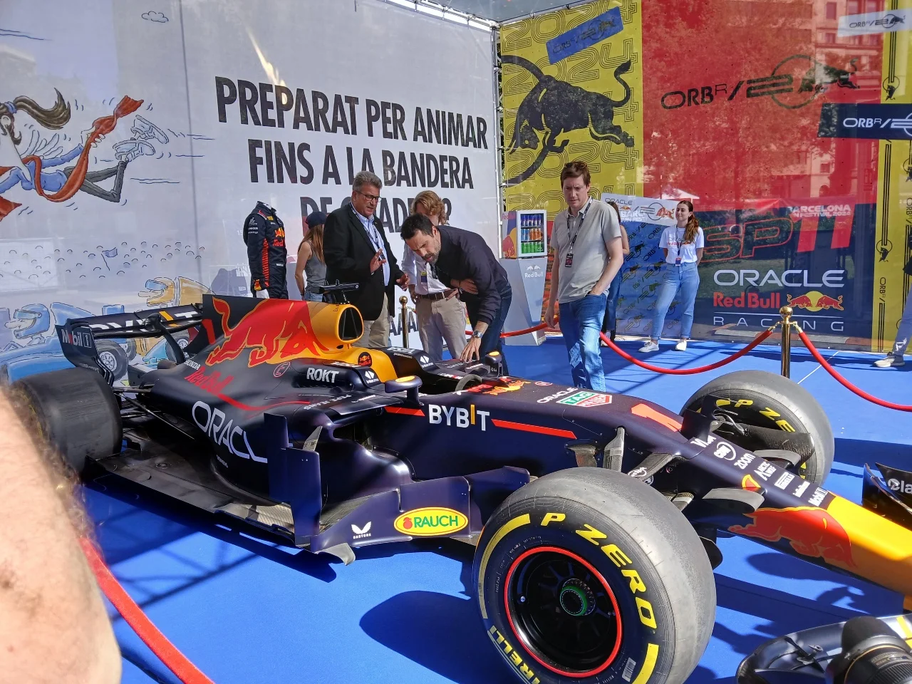 Race an F1 Simulator in Plaça Catalunya photo 2