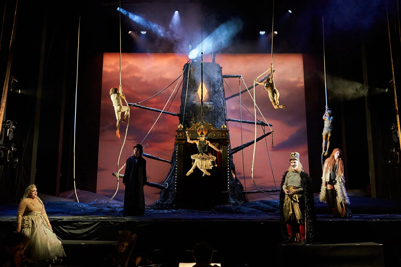 Opera Sung From a Trapeze at the Liceu photo 2