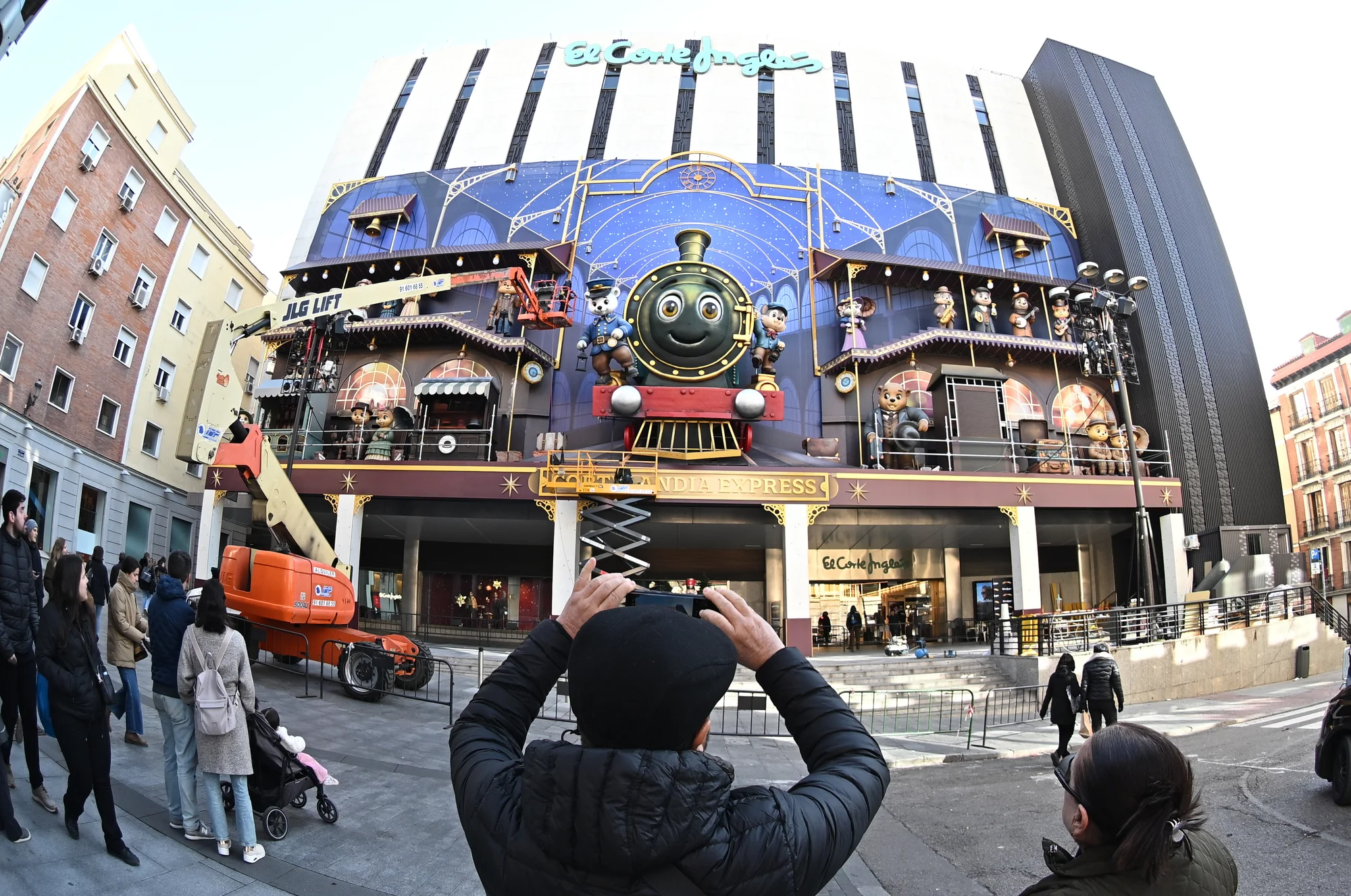 Cortylandia: The Singing Christmas Facade on Calle Preciados photo 2