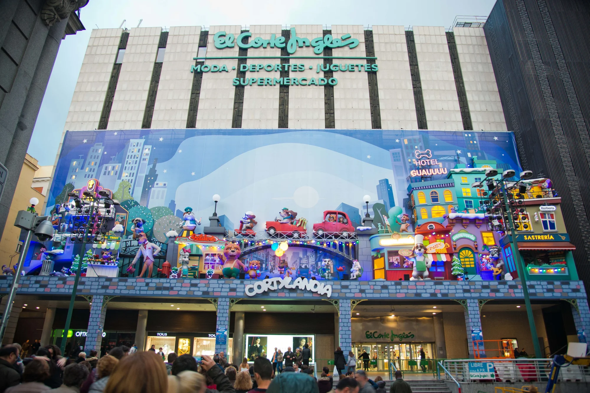 Cortylandia: The Singing Christmas Facade on Calle Preciados photo 3