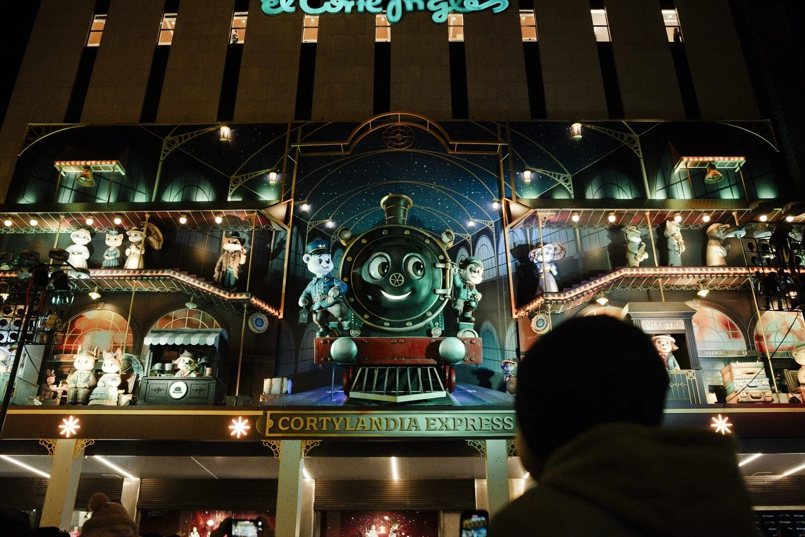 Cortylandia: The Singing Christmas Facade on Calle Preciados photo 1