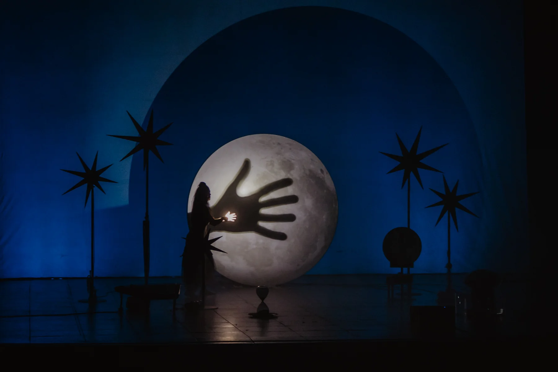 Sense lluna: A Wordless Music and Shadow Show photo 5