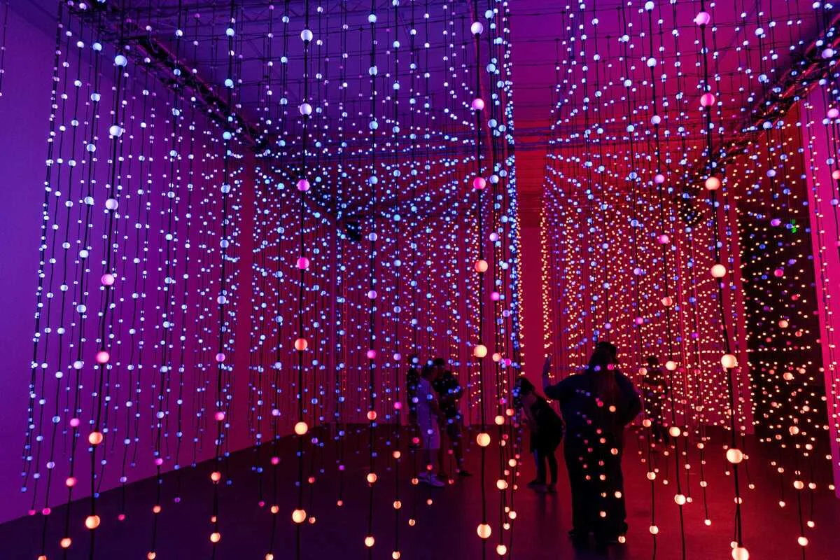 30 Light Installations Across Poblenou photo 2