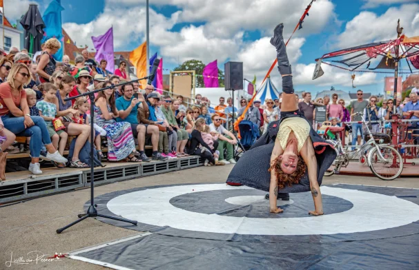 Free Street Circus with Juggling and Acrobatics photo 2
