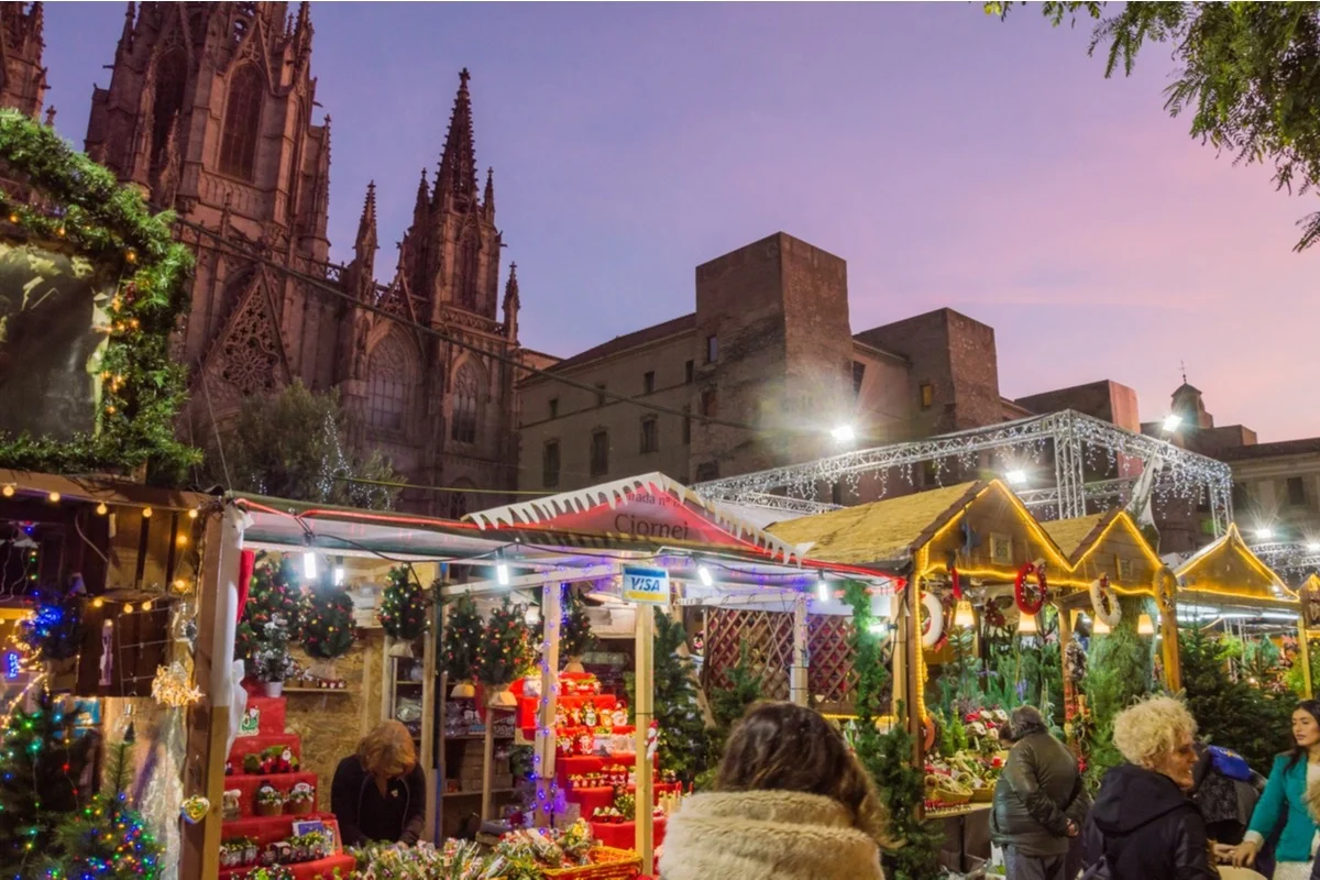 300 Stalls of Nativity Figures and Christmas Crafts photo 2